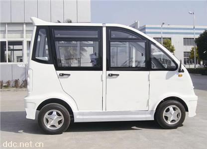  4座带门封闭式电动观光车